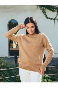 Уютный женский свитер цвета кэмел