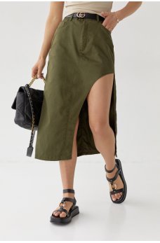 Зеленая трендовая юбка с высоким вырезом