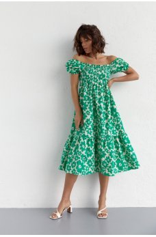 Зеленое лаконичное платье с открытыми плечами