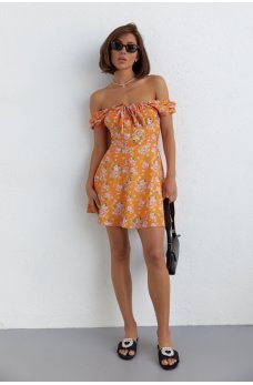 Оранжевое короткое платье с флористическим принтом