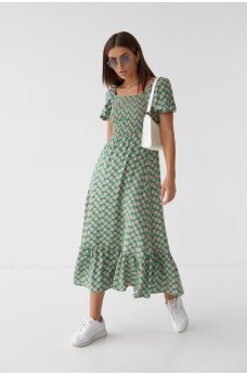 Зеленое лаконичное летнее платье с воланом