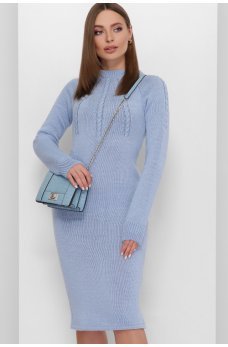 Голубое привлекательное вязаное платье миди