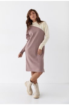 Фрезовое уютное платье миди из пряжи