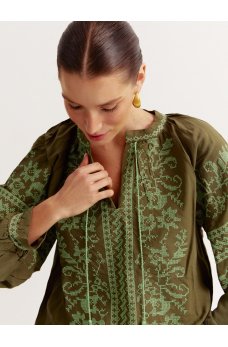 Лаконичная рубашка-вышиванка цвета хаки
