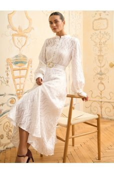 Белое нарядное женское платье с поясом