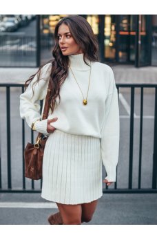 Теплый вязаный костюм молочного цвета