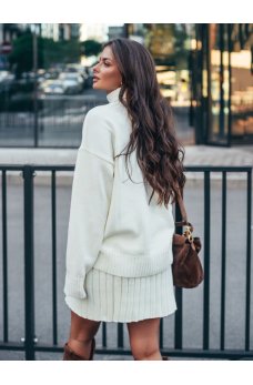 Теплый вязаный костюм молочного цвета