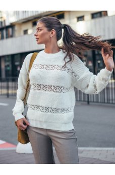 Привлекательный вязаный джемпер молочного цвета