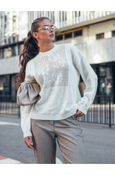 Очаровательный женский свитер молочного цвета