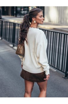 Эффектный женский джемпер молочного цвета