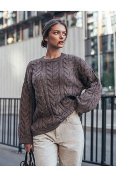Коричневый вязаный свитер с узором коса