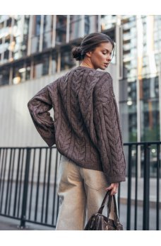 Коричневый вязаный свитер с узором коса
