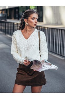 Изящный женский джемпер молочного цвета