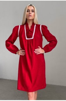 Красное вельветовое платье с кружевом