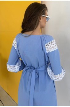 Голубое лаконичное платье-вышиванка с поясом