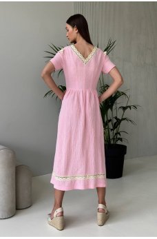 Розовое трендовое платье миди из муслина