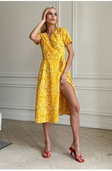 Желтое летнее принтованное платье на запах
