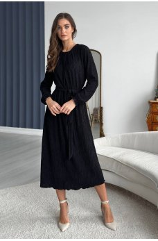 Черное актуальное платье-миди с поясом