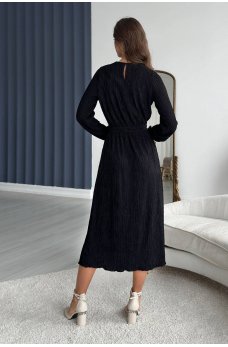 Черное актуальное платье-миди с поясом