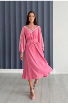 Нежное розовое платье миди с шифоновой вставкой