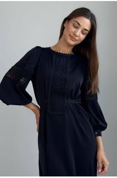Черное однотонное платье-миди с кружевной отделкой