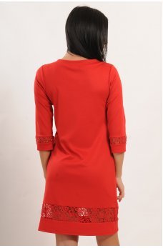 Красное платье с кружевными вставками
