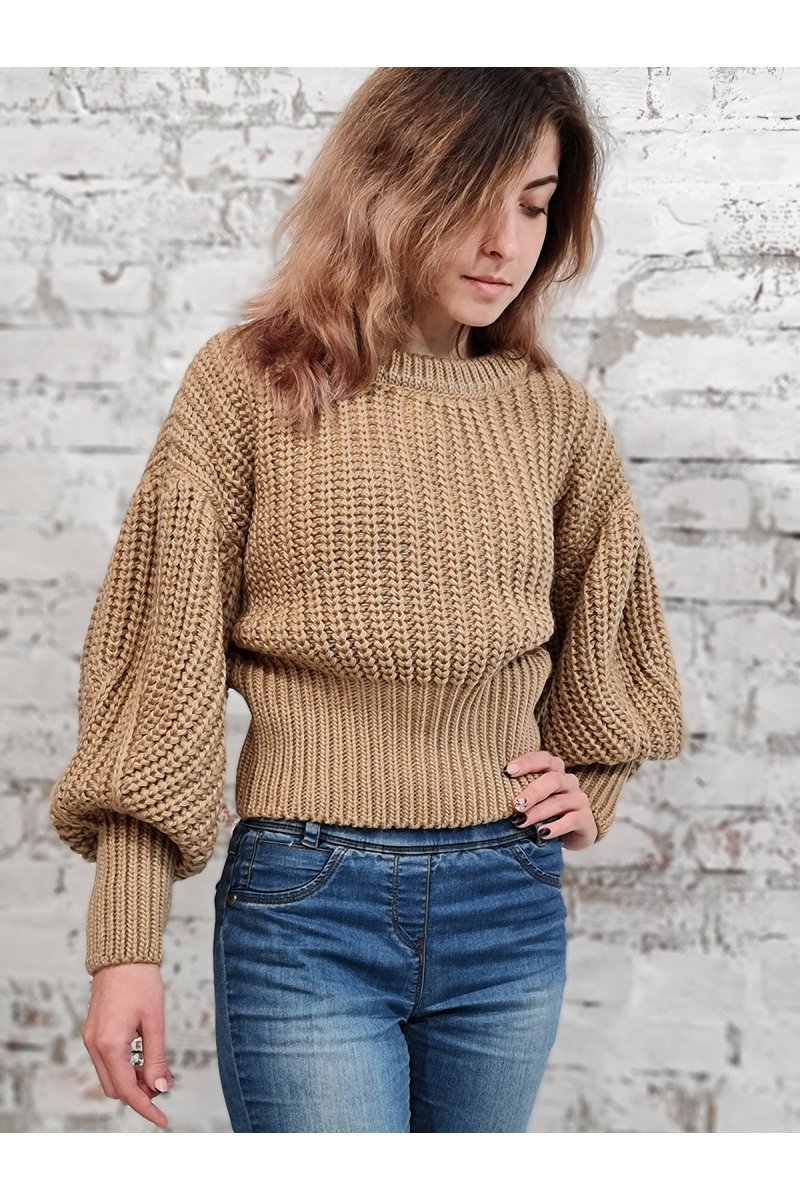 Укороченный свитер с крупным узором спицами