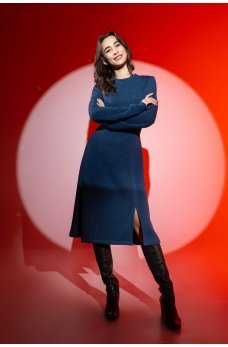 Синее теплое вязаное женское платье-миди