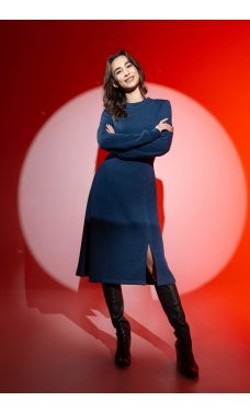 Синее теплое вязаное женское платье-миди