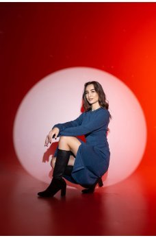 Синее теплое вязаное женское платье-миди