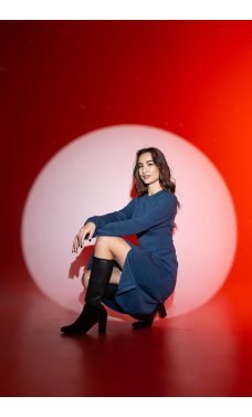 Синее теплое вязаное женское платье-миди