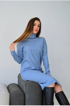 Голубое однотонное теплое платье-миди