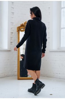 Черное повседневное платье с горловиной