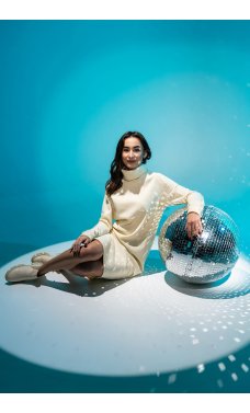 Повседневное базовое платье молочного цвета