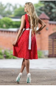 Скромное летнее платье в красном оттенке