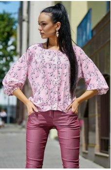 Светло-розовая нежная блуза с принтом