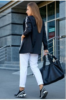 Стильный брючный костюм с белыми брюками и черным пиджаком