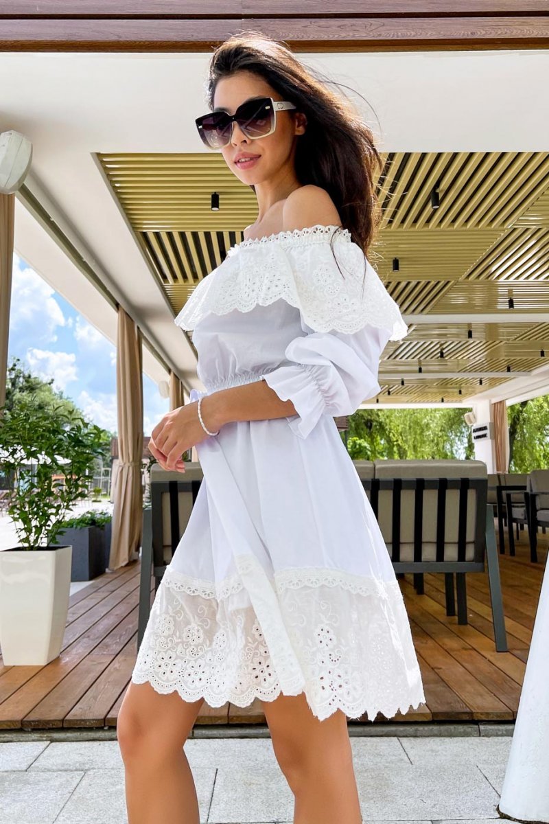 Белое короткое платье в пайетку с открытым верхом и разрезом
