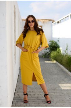 Желтое красочное практичное платье
