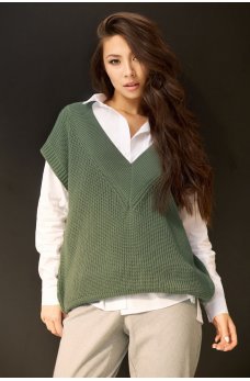 Оливковый трендовый вязаный жилет