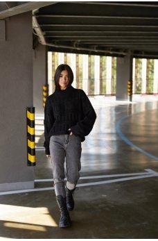 Черный оригинальный однотонный свитер