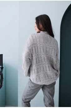 Серый вязаный повседневный свитер