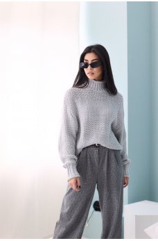 Серый лаконичный уютный свитер
