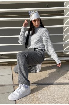 Серый лаконичный уютный свитер