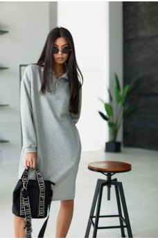 Серое свободное платье в спортивном стиле