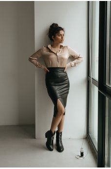 Черная кожаная юбка с разрезом