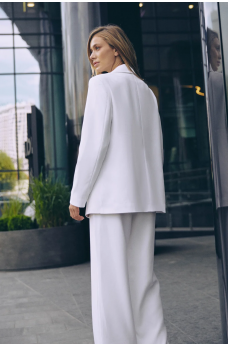 Привлекательный женский пиджак молочного цвета