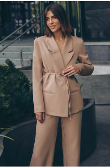 Бежевый классический пиджак из плотного материала