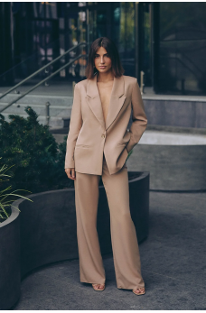 Бежевый классический пиджак из плотного материала