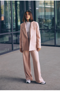 Пудровый прямой женский пиджак из замши
